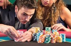 Antarmuka dealer langsung dragslot pada layar mobile menampilkan meja baccarat